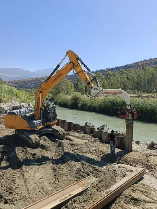 Muğla Palplanş: dere kenarında palplanş çakımı