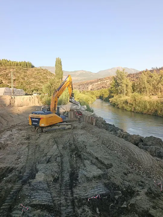 Muğla Palplanş: dere yatağında palplanş tahkimatı