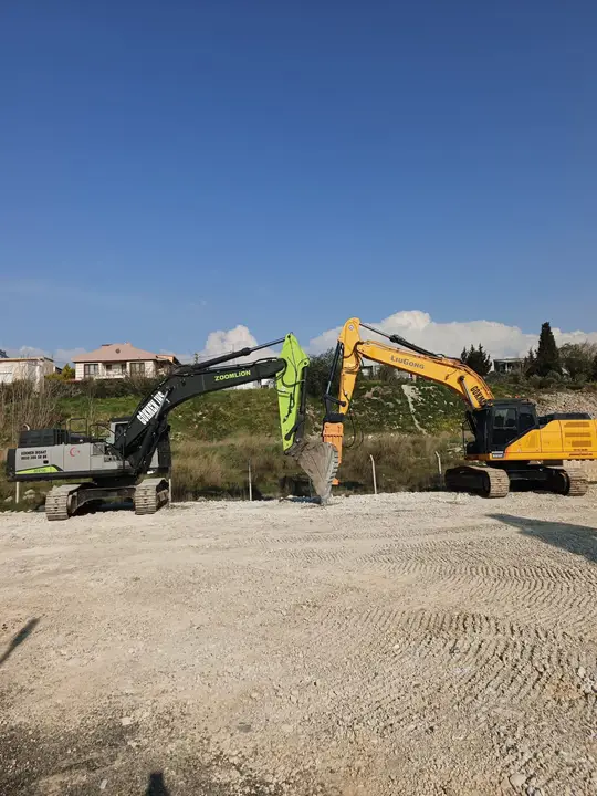 Muğla Palplanş: sahada ekskavatör ve vibro çakıcı