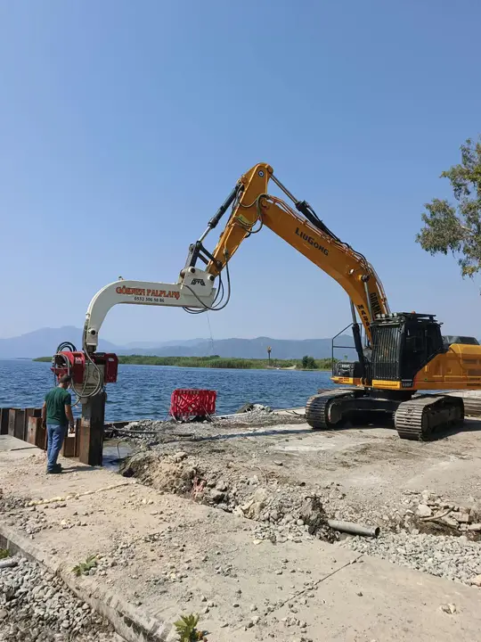 Muğla Palplanş: kıyı kenarında palplanş çakımı